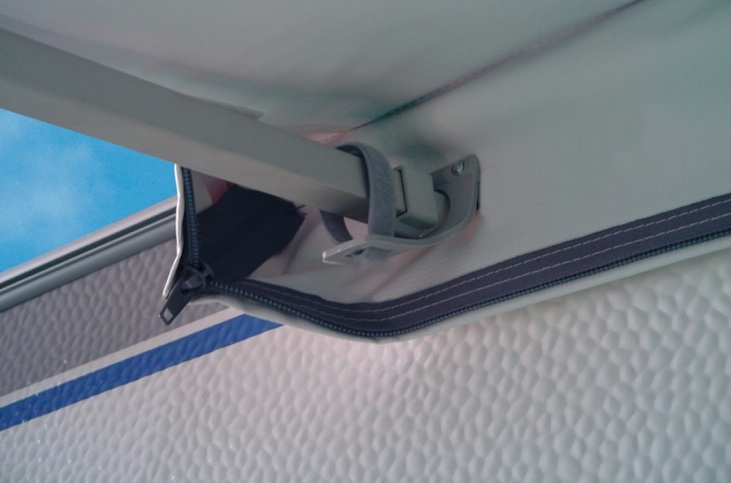 thule_omnistor_caravan_style_awning_wall_mounted_alt4_sized_900x600.jpg