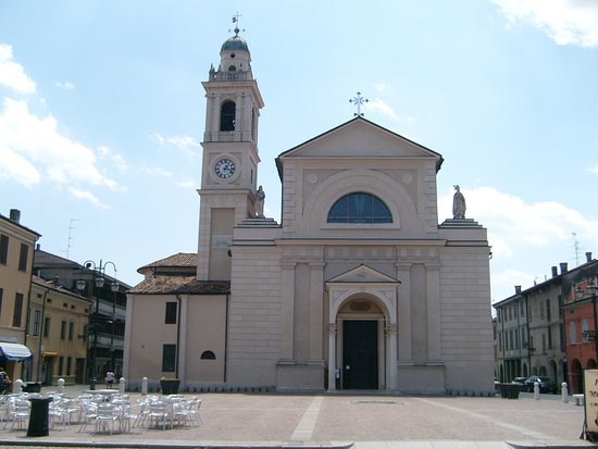 la-place-avec-son-eglise[1].jpg