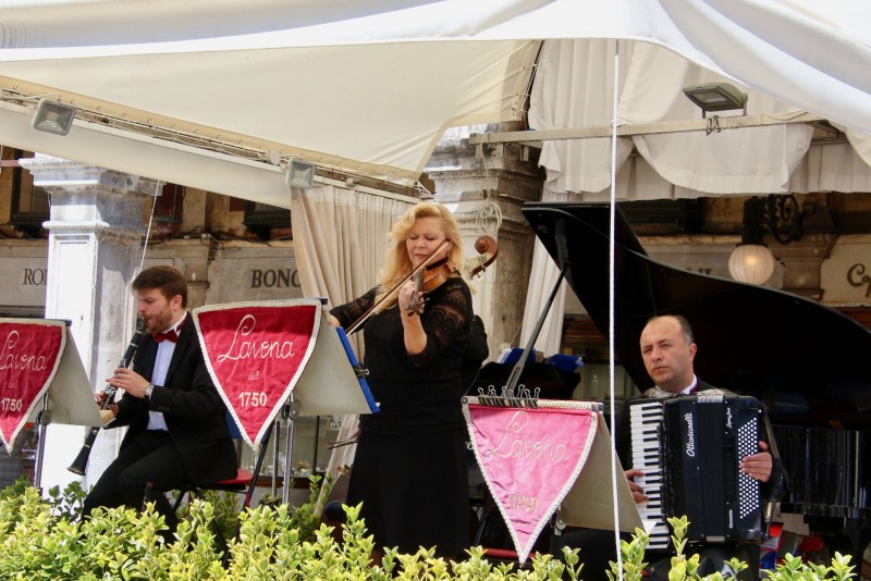 IMG_0189.jpg l'orchestre devant le Café Florian.jpg